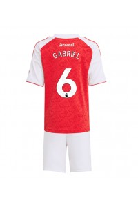 Arsenal Gabriel Magalhaes #6 Babytruitje Thuis tenue Kind 2025-26 Korte Mouw (+ Korte broeken)